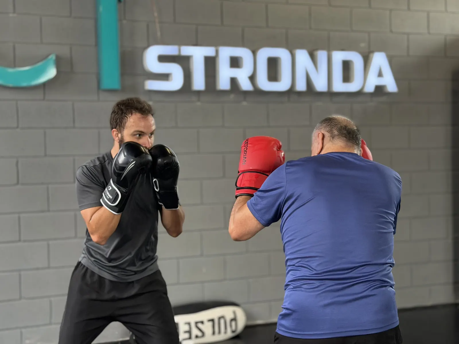 Professor treinando com aluna no Boxe do CT Stronda