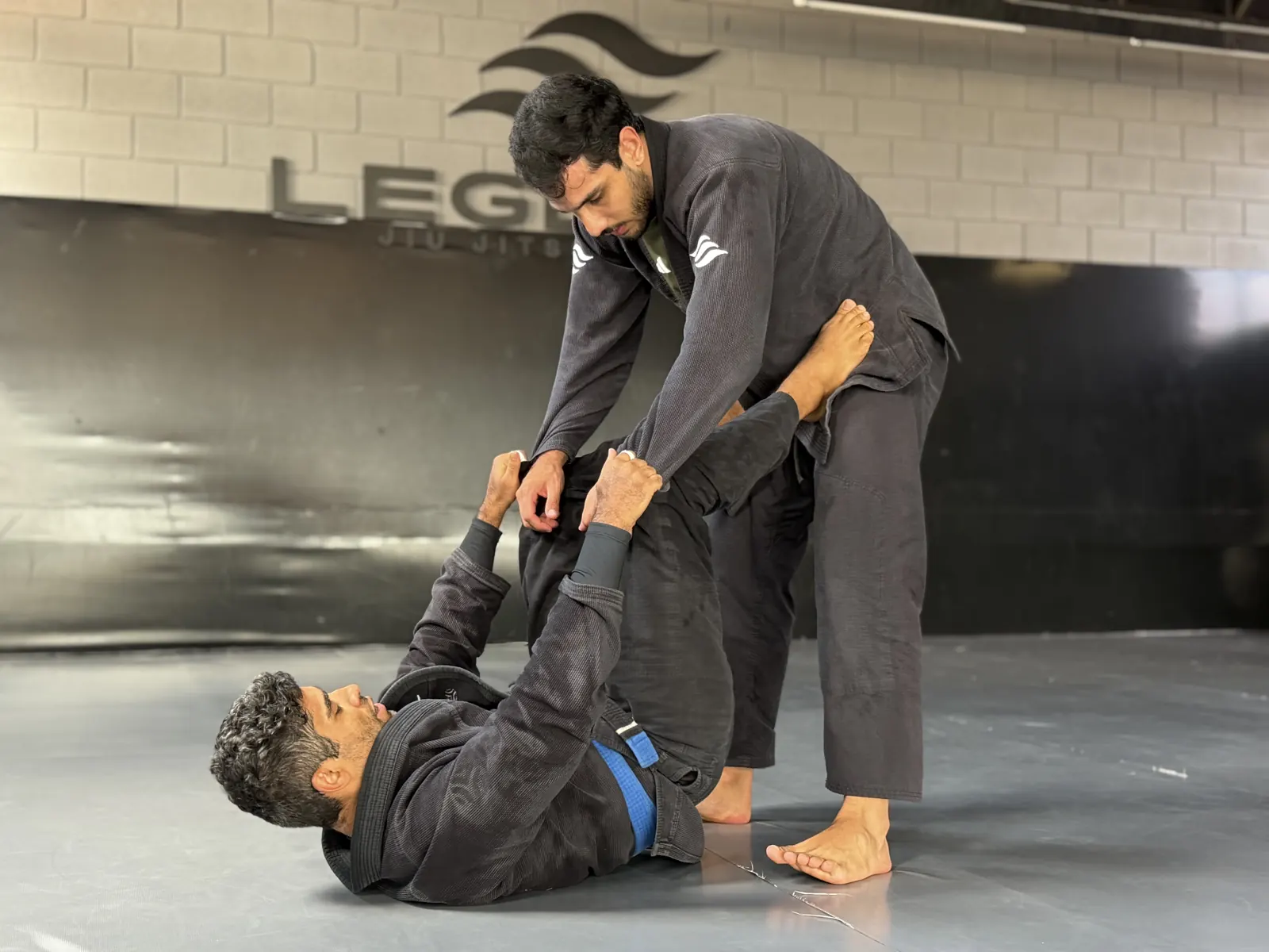 Professor ensinando alunos no Jiu Jitsu do CT Stronda